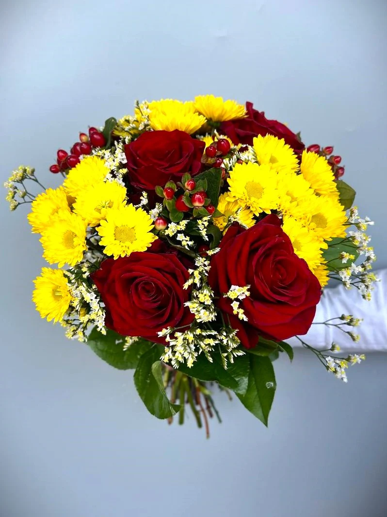 Świeża róża z margaretkami i dodatkiem hiperikum