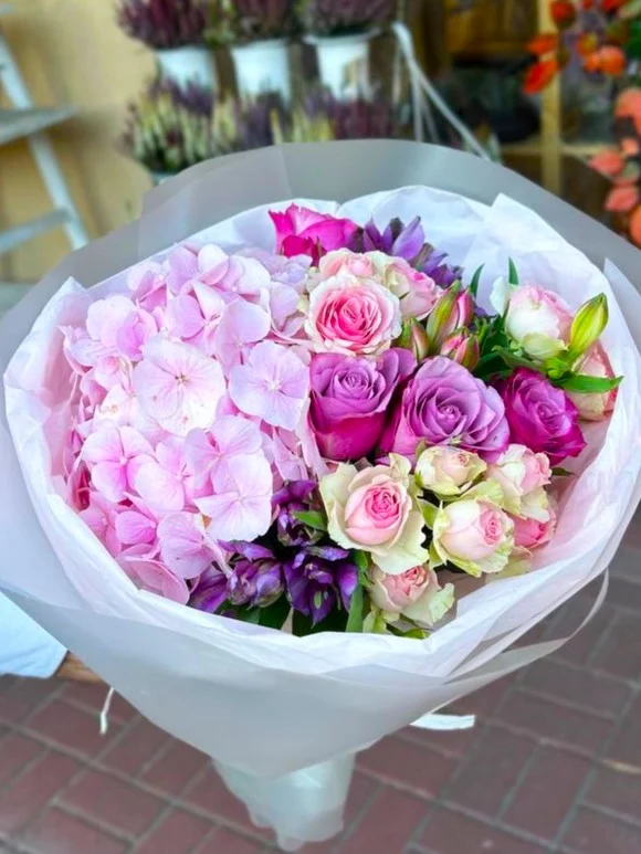 Kolorowy bukiet z róż, alstremerii i hortensji