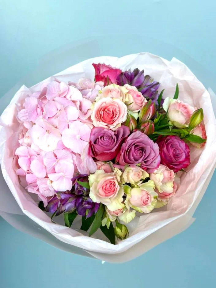 Delikatny bukiet z różami, alstremerią i hortensją