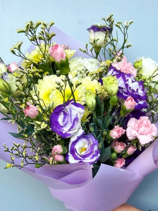 Radosny bukiet z chryzantemami, goździkami i margaretkami