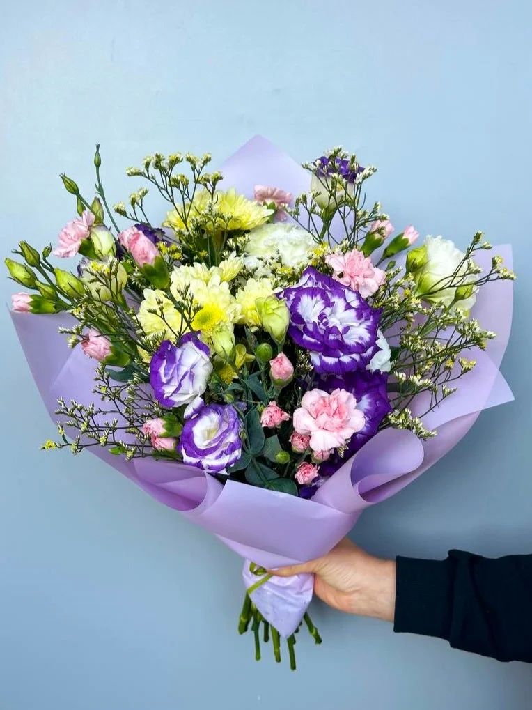 Kolorowy bukiet z chryzantemami, eustomą, goździkami i margaretkami