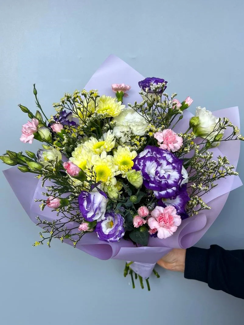 Kolorowy bukiet z chryzantem, eustomy i margaretek