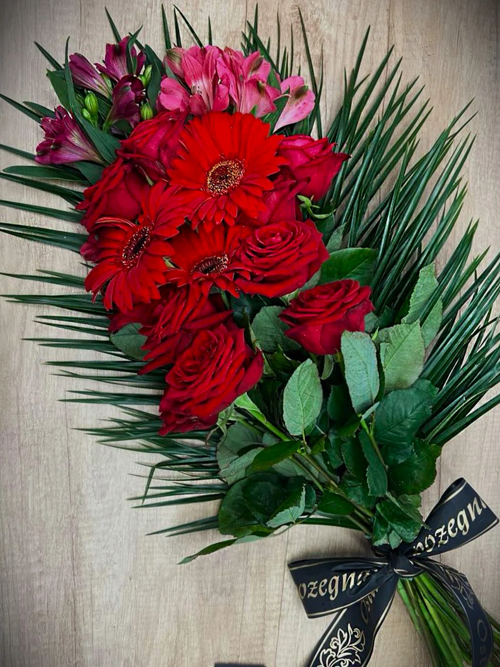 Bukiet pogrzebowy Miłość i elegancja z czerwonych róż i gerber