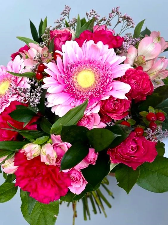 Radosny bukiet różowych gerber z dodatkiem goździków i alstromerii