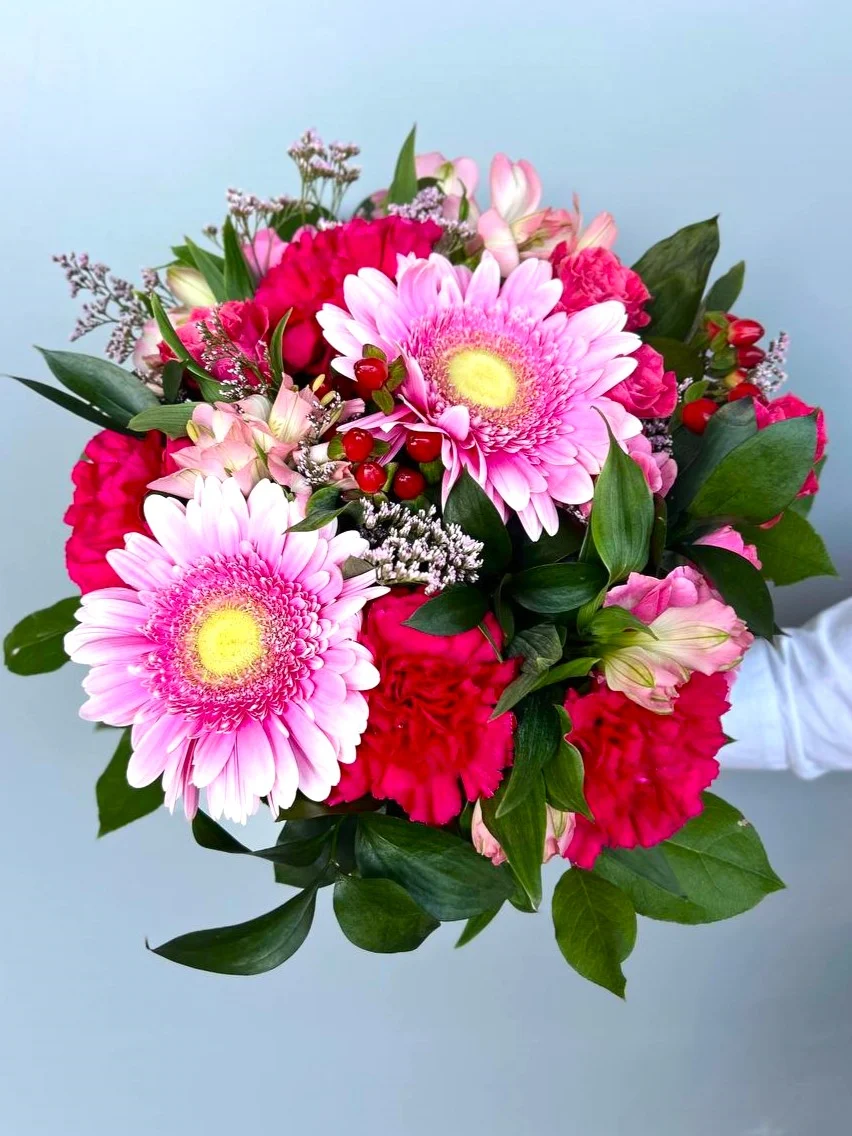 Kolorowy bukiet z gerber, goździków, róż, alstromerii i hiperikum