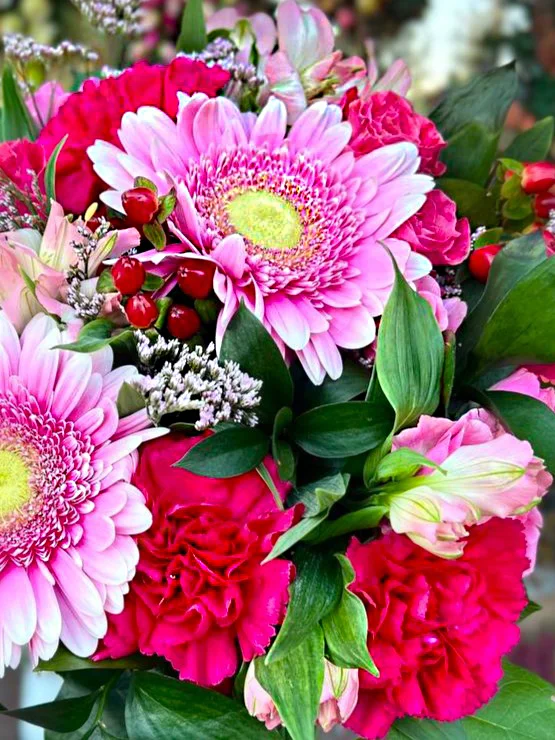 Różowy bukiet gerber z goździkami, różami, alstromerią i hiperikum