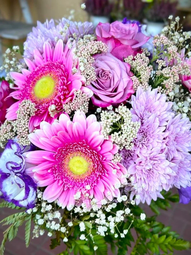 Delikatna kompozycja z róż, gerber, margaretek i gipsówki