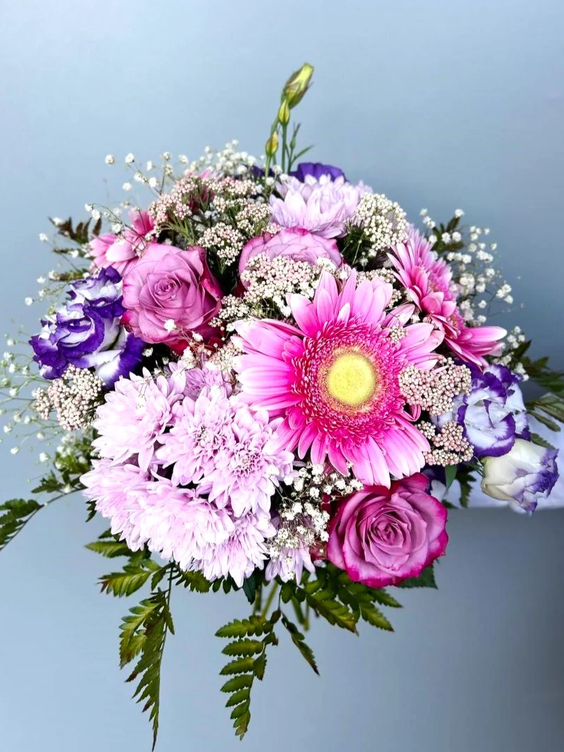 Elegancki bukiet z różowymi gerberami i kwiatami w pastelowych tonach