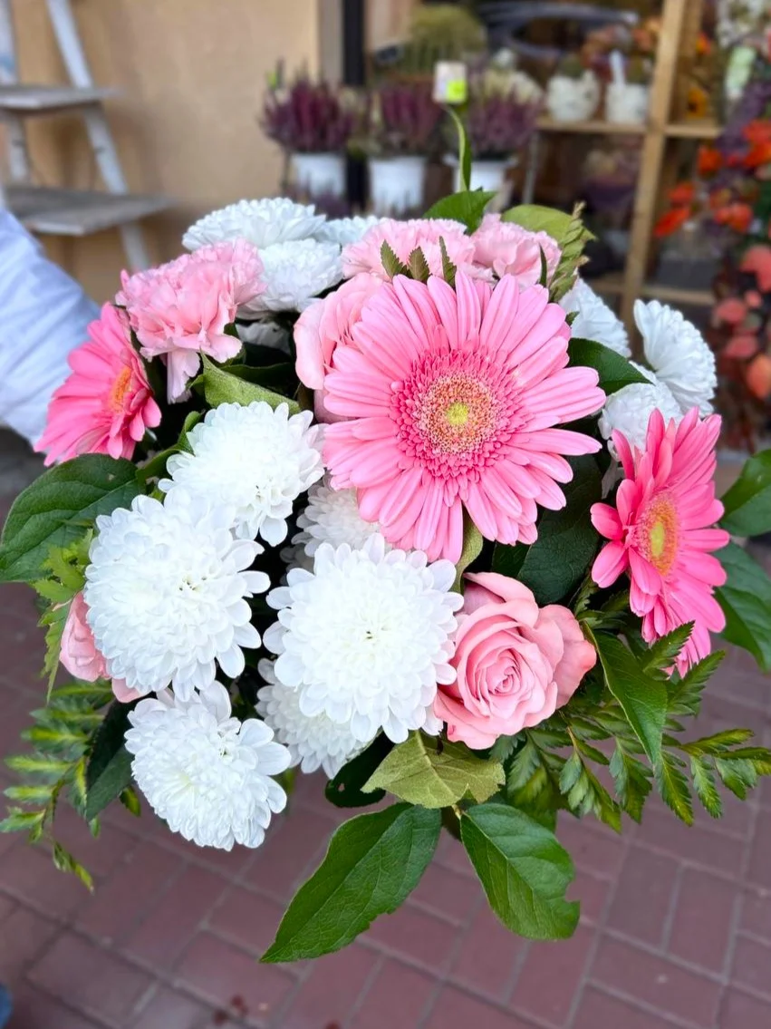 Różowe gerbery z chryzantemam