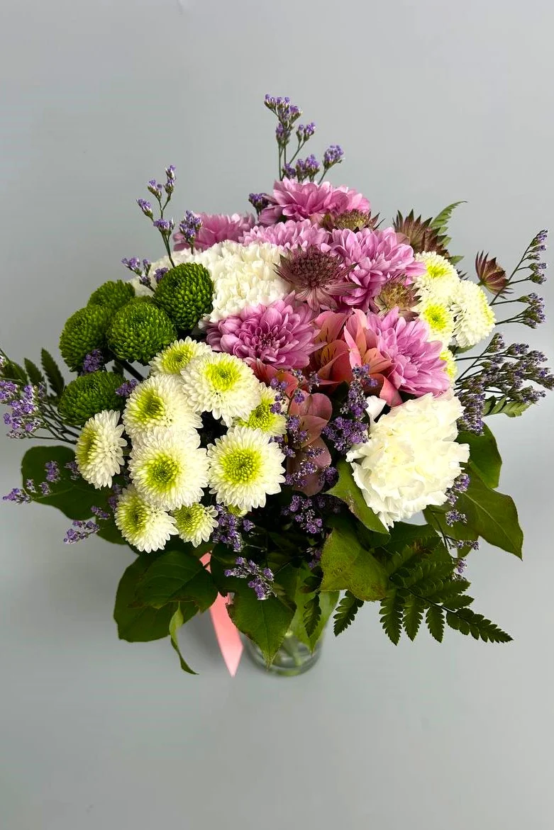 Kompozycja kwiaty w wazonie jako gotowy prezent