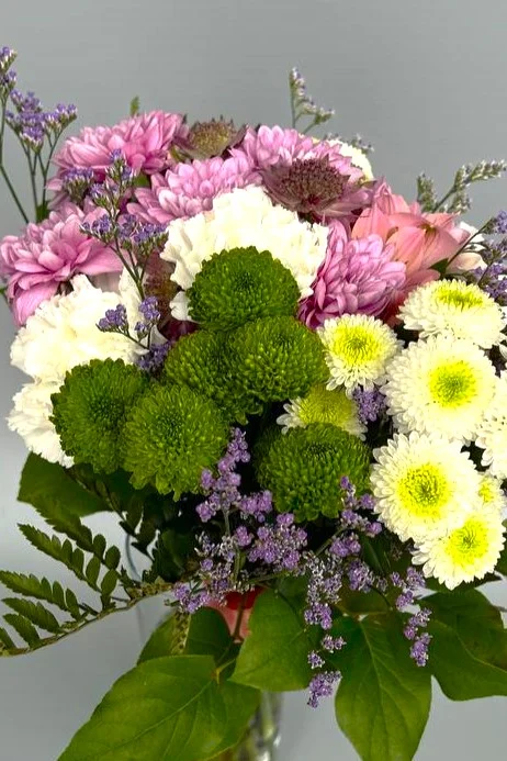 Bukiet kwiaty w wazonie w pastelowej kolorystyce