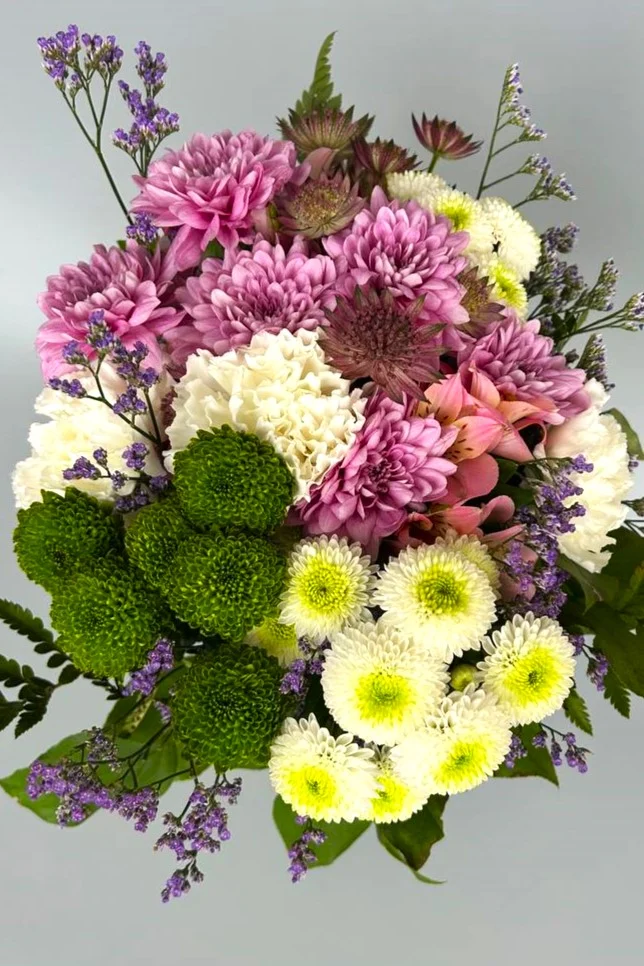 Eleganckie kwiaty w wazonie w białych i różowych odcieniach