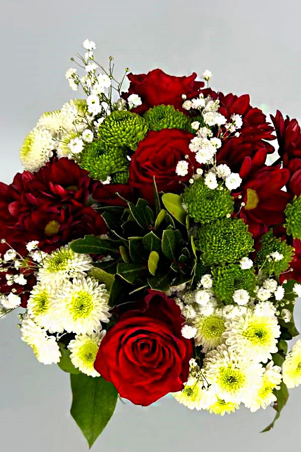 Kompozycja kwiaty w wazonie z róż, margaretek i santini