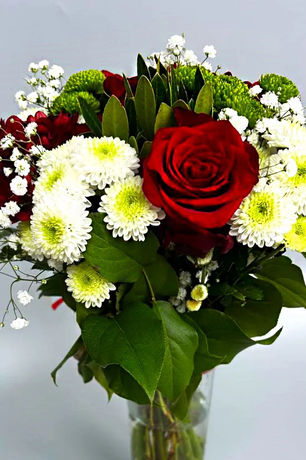 Delikatne kwiaty w wazonie jako gotowy prezent