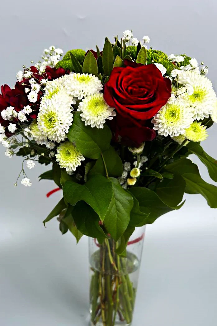 Bukiet kwiaty w wazonie w czerwono-białej kompozycji