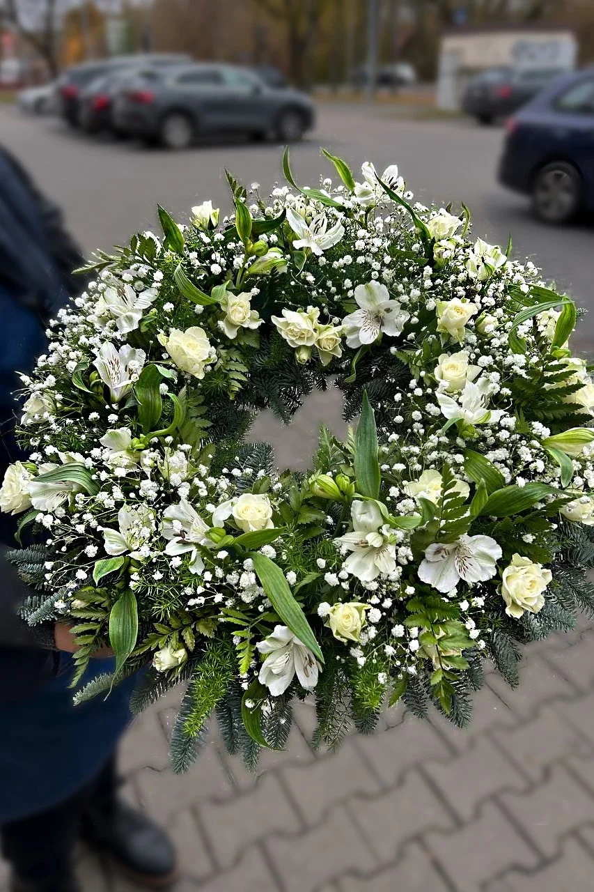 elegancka mała wiązanka na pogrzeb w stonowanej kolorystyce