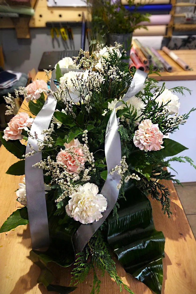 Elegancka wiązanka na pogrzeb z goździkami i zielenią