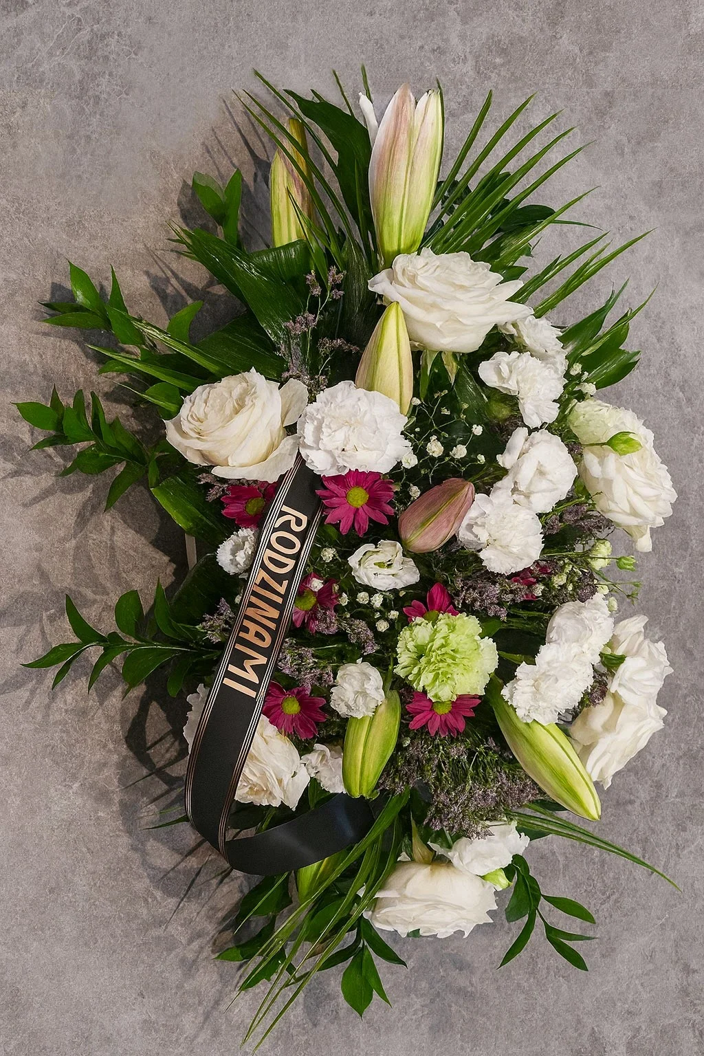 elegancka biała wiązanka na pogrzeb z różą i lilią