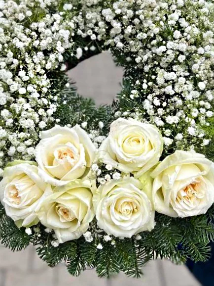 Elegancka biała wiązanka na pogrzeb z różami