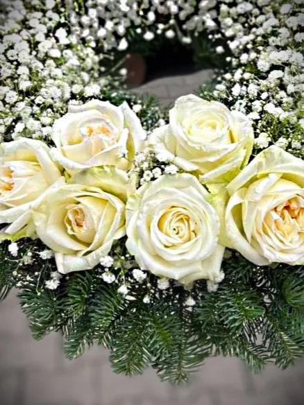 Wiązanka pogrzebowa z białych róż i gipsofili