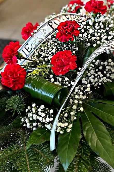 Stonowana wiązanka pogrzebowa w czerwono-białej tonacji