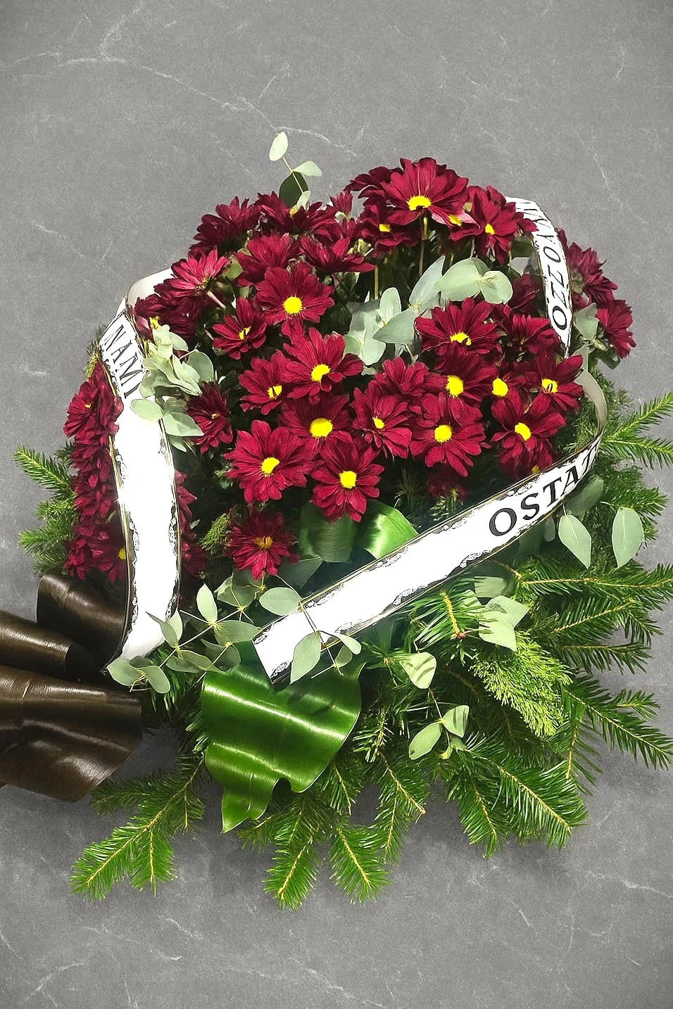 elegancka kompozycja pogrzebowa z margaretek