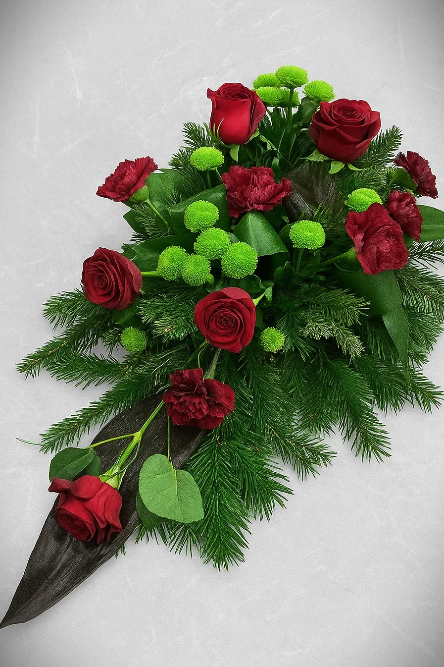 Elegancka wiązanka na pogrzeb z czerwonych kwiatów i zieleni