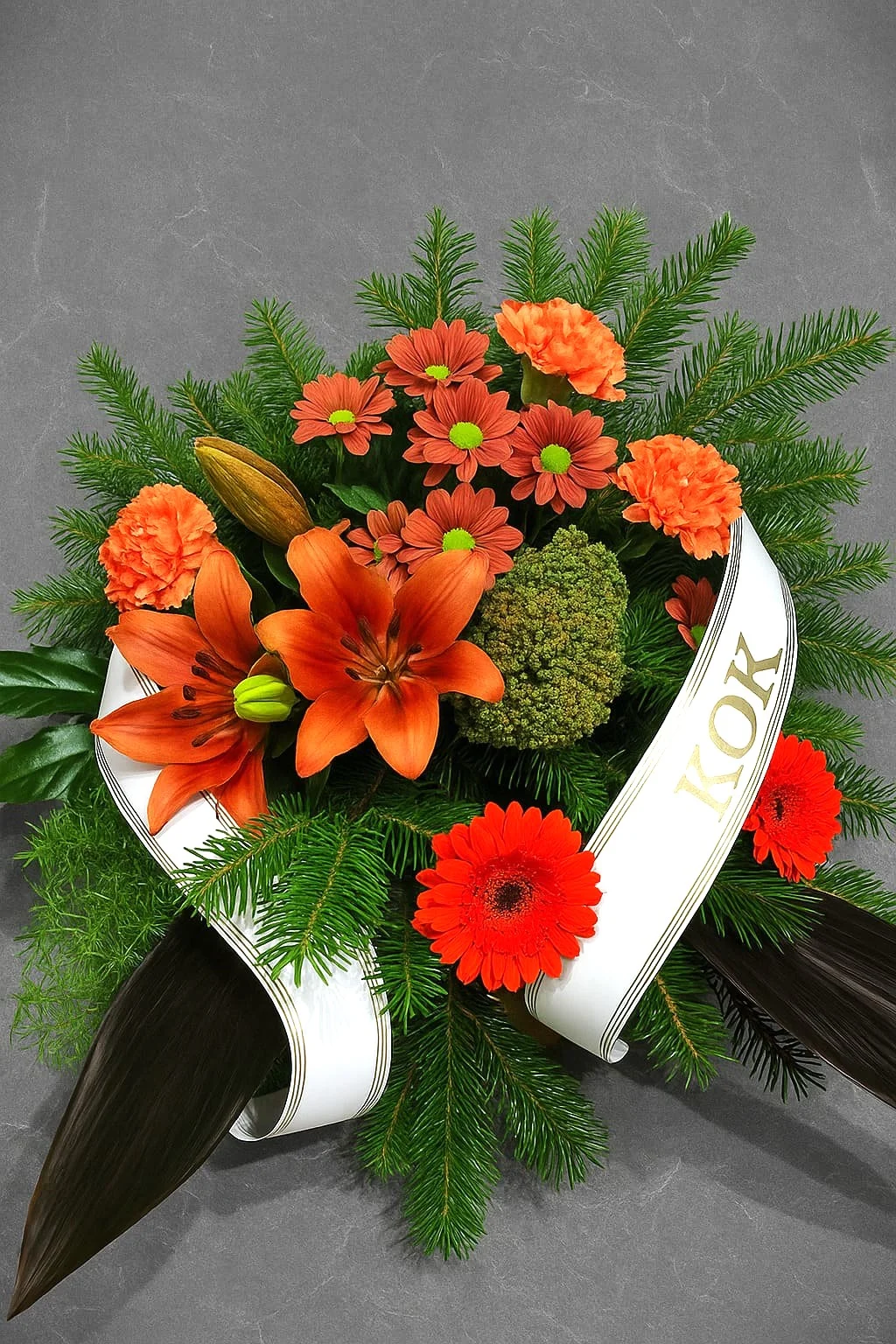 wiązanka pogrzebowa z liliami i margaretkami na ostatnie pożegnanie