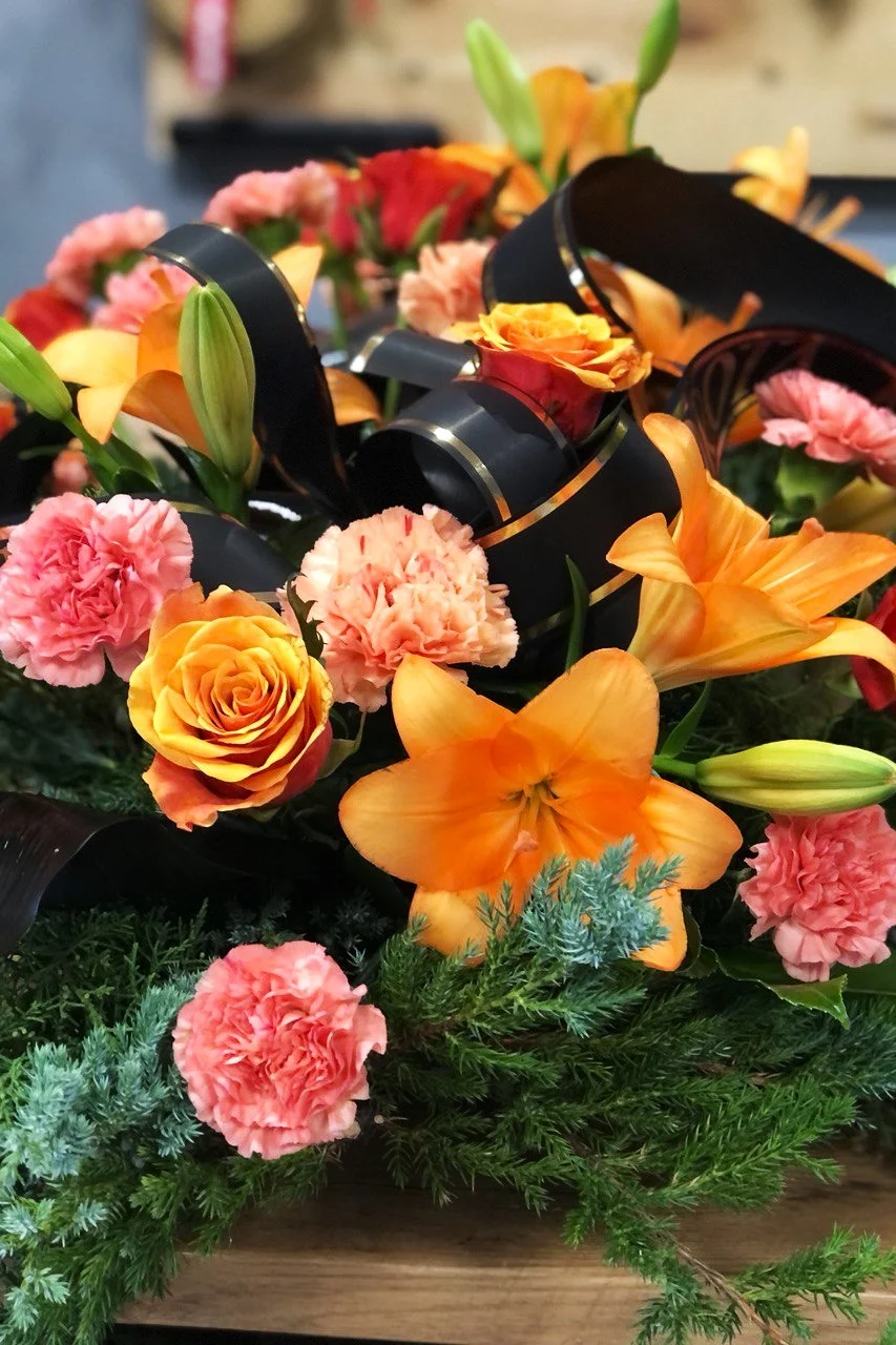 Elegancka kompozycja pogrzebowa z liliami i różami