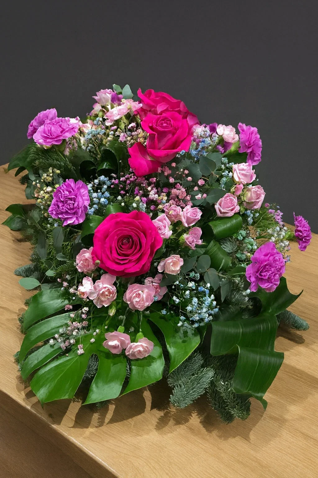 Wiązanka pogrzebowa z różowych róż i goździków