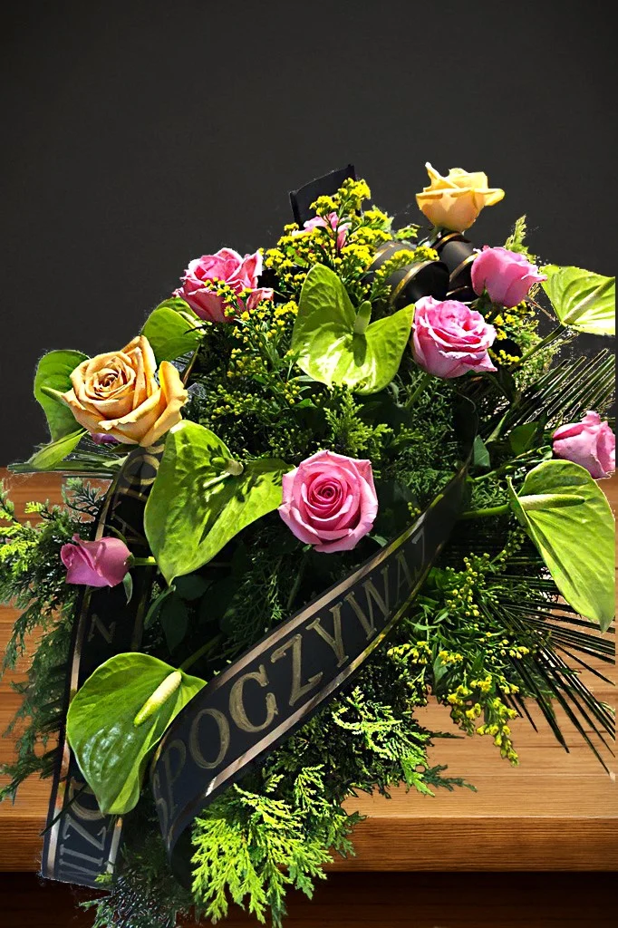 Kompozycja pogrzebowa z różami, anturium i zielenią