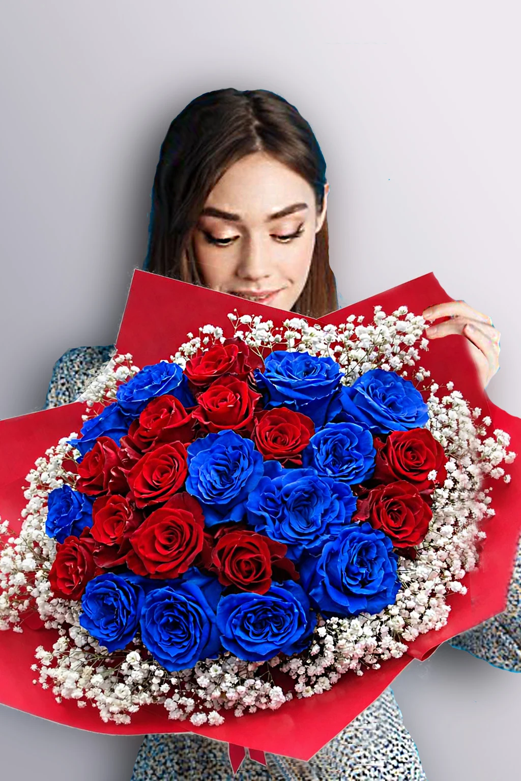 Kompozycja z czerwonych i niebieskich róż w ekologicznej oprawie