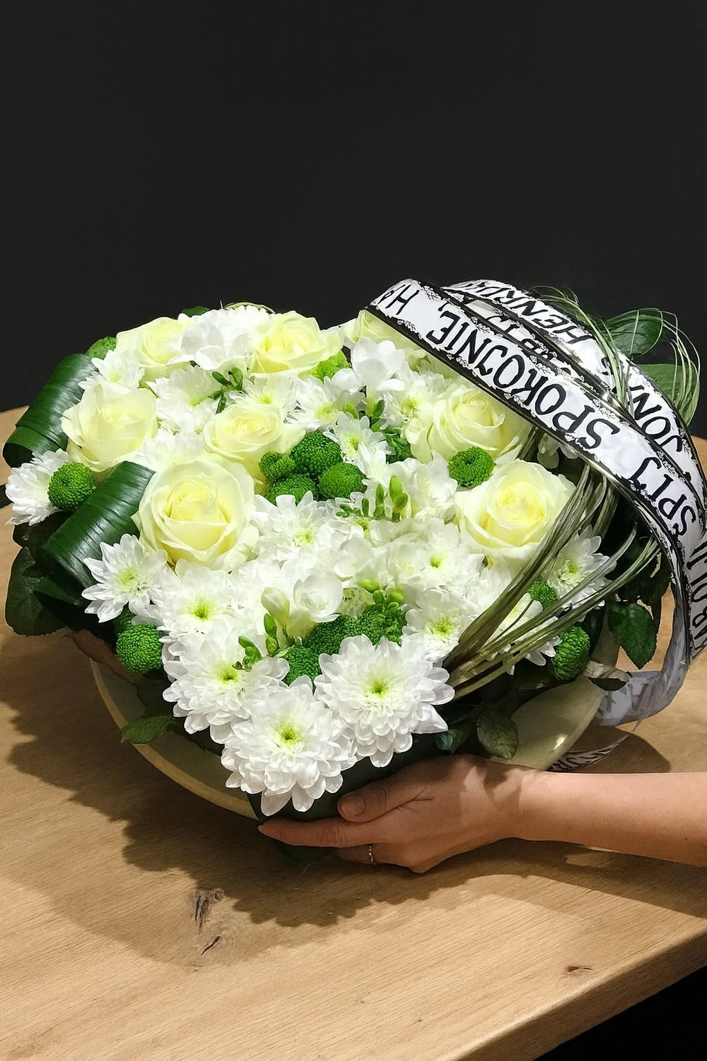 Delikatna kompozycja pogrzebowa z róż i margaretek w sercu