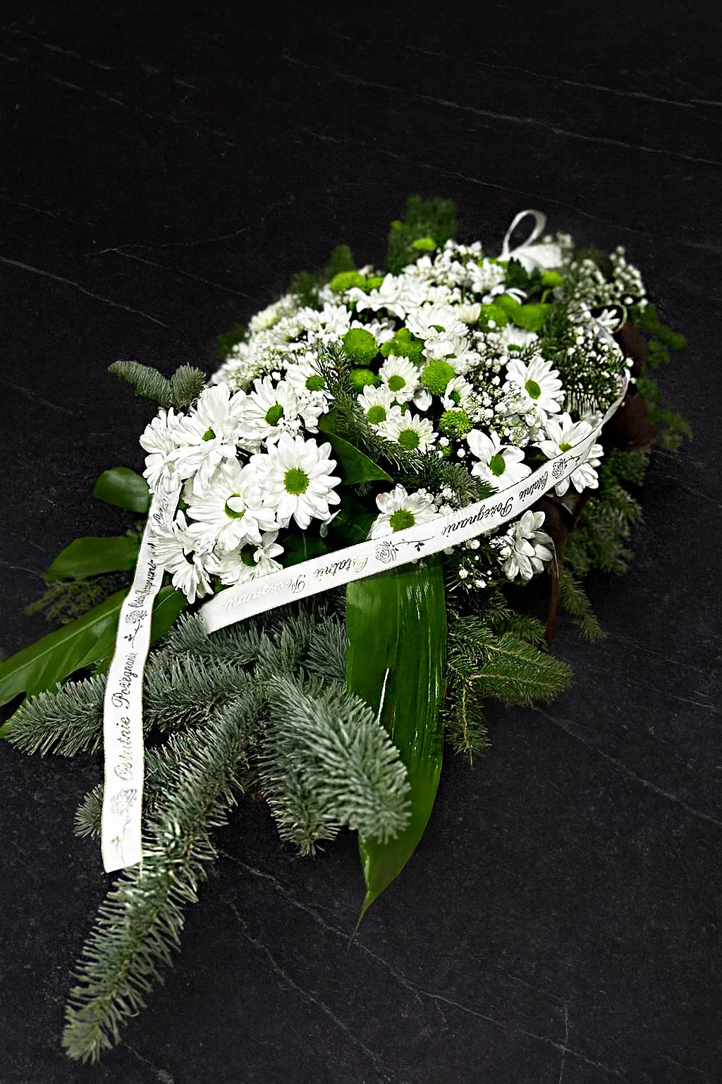 Elegancka wiązanka na pogrzeb z margaretek i santinii