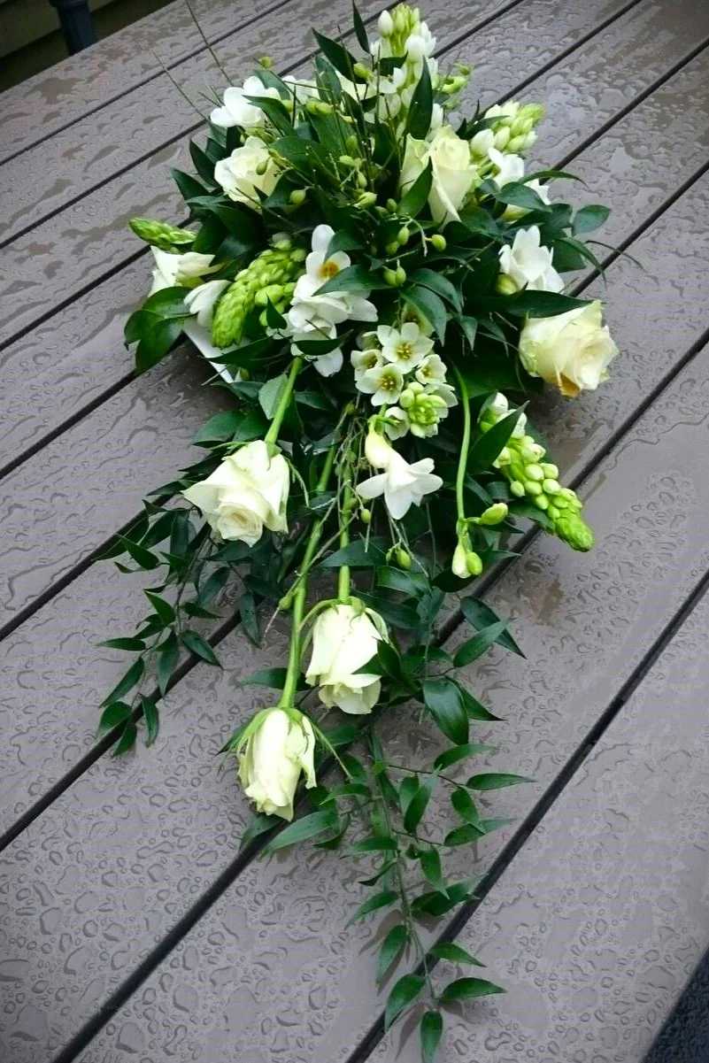 Wiązanka pogrzebowa z białych róż i frezji w eleganckiej kompozycji