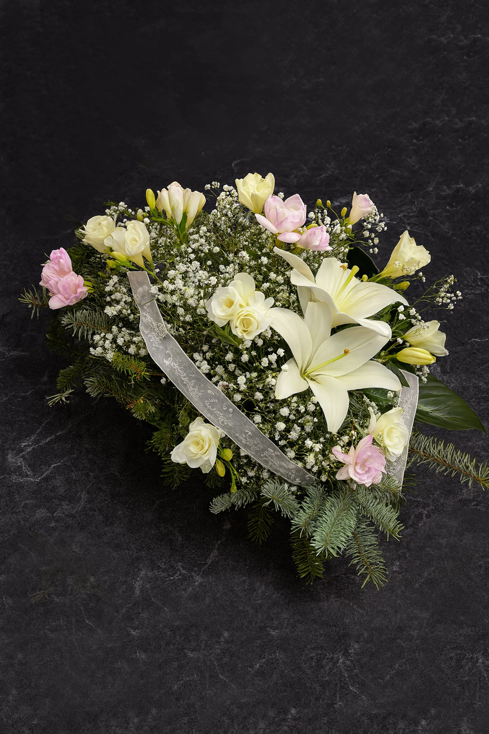 Klasyczna wiązanka na pogrzeb z frezjami, gipsówką i zielenią jodły