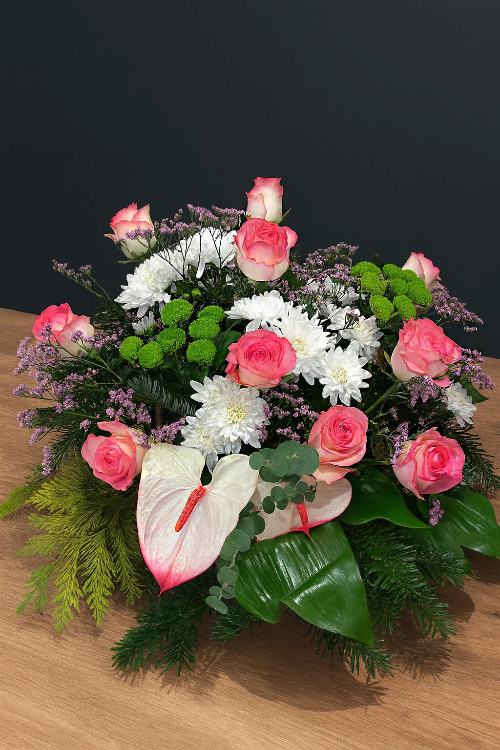 Elegancka wiązanka na pogrzeb z różowych róż i anturium