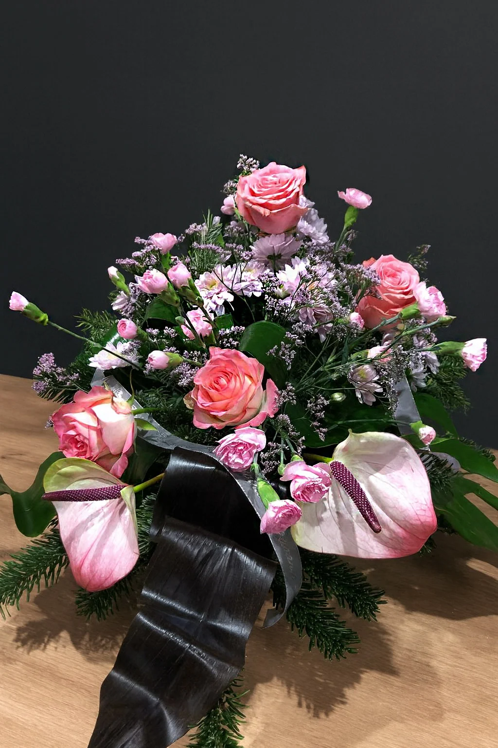 Elegancka różowa wiązanka na pogrzeb z anturium i różami