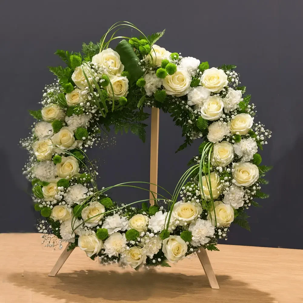 Wieniec pogrzebowy okrągły z białych kwiatów