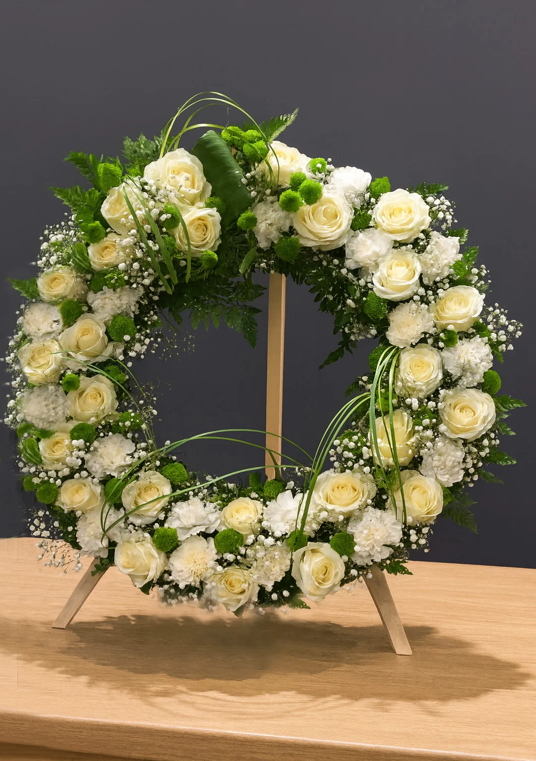 Klasyczny wieniec pogrzebowy z róż i goździków biały