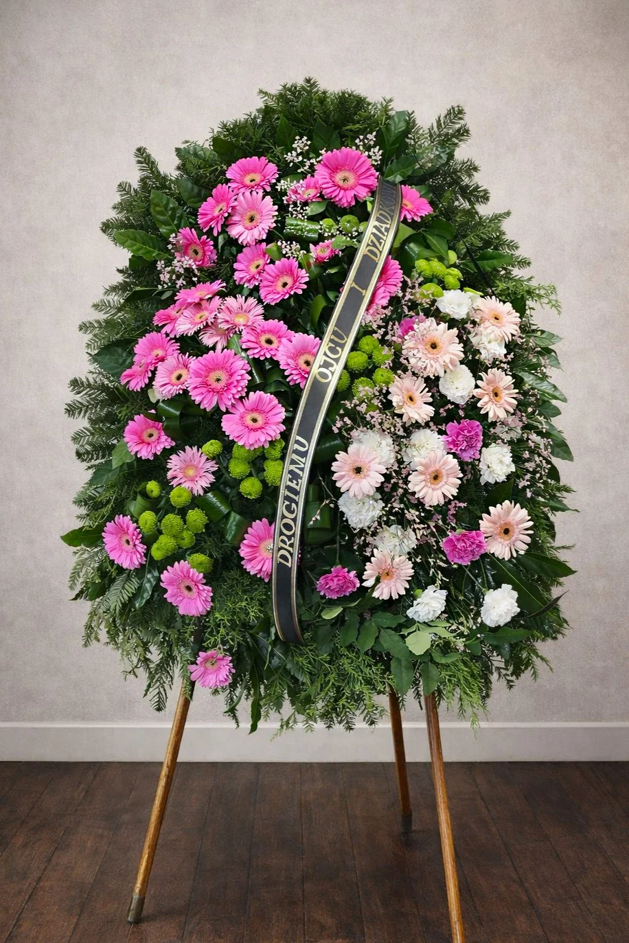 Wieniec pogrzebowy z różowymi gerberami na stojaku