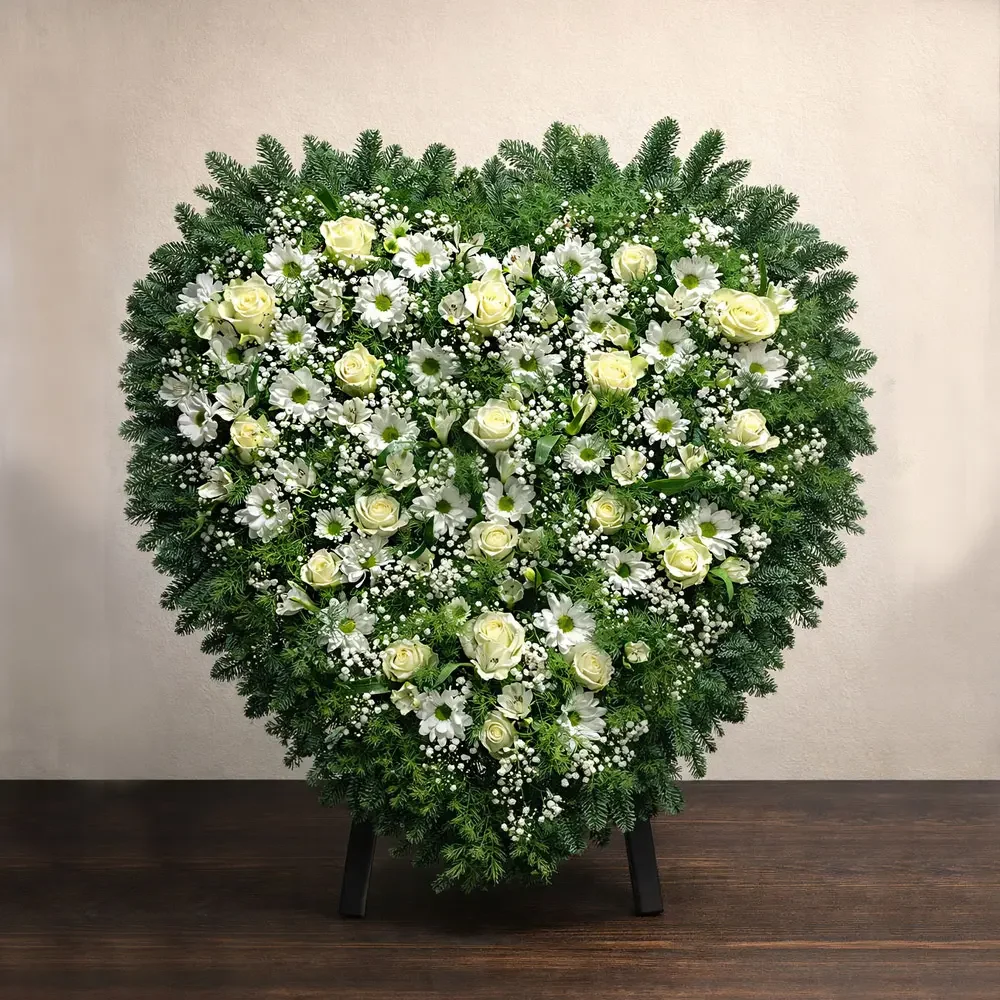 Wieniec pogrzebowy z zieleni i białych kwiatów