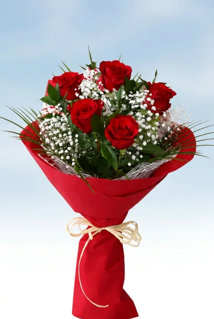 Bukiet czerwone róże z gipsówką na 8 marca