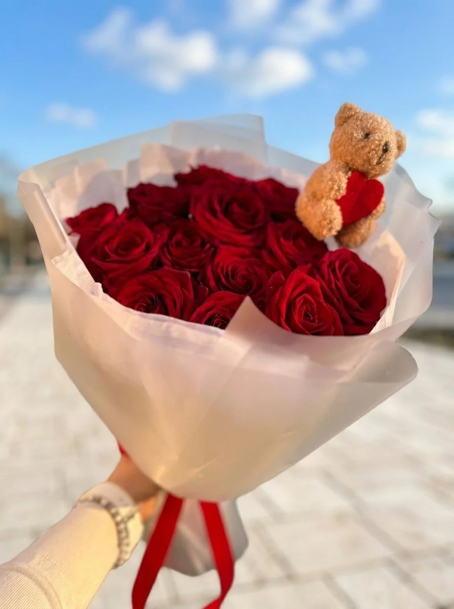 Bukiet róz z misiem na 8 marca