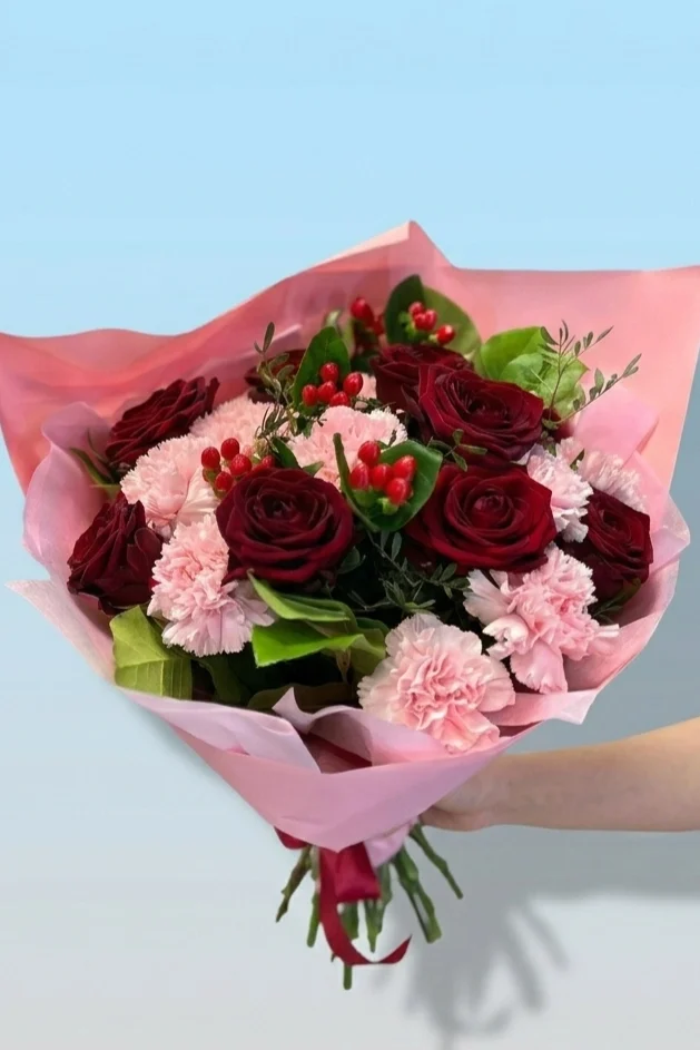 Bukiet róże z goździkiem na 8 marca