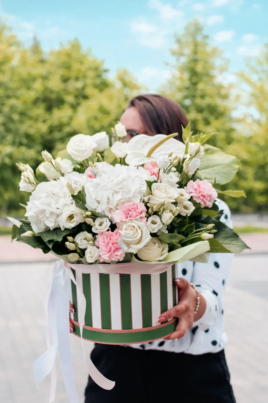 Białe kwiaty w pudełku na 8 marca