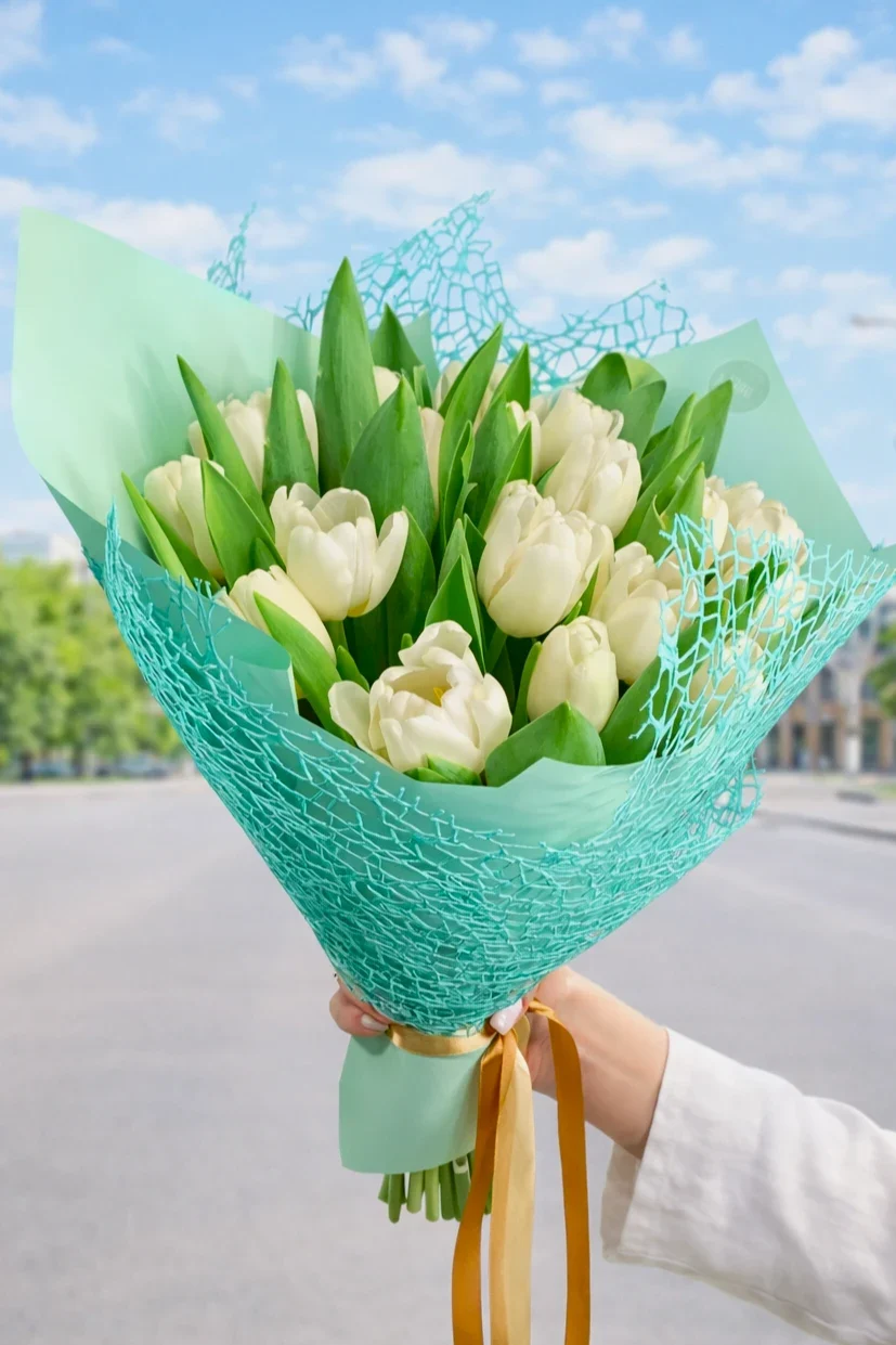 Bukiet białe tulipany na 8 marca