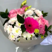 Ogród Obfitości z eustomą i różą