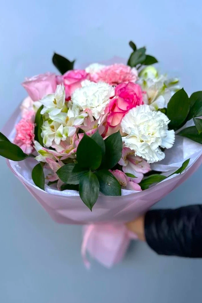 Promienny bukiet z goździkami, alstromerią i różami