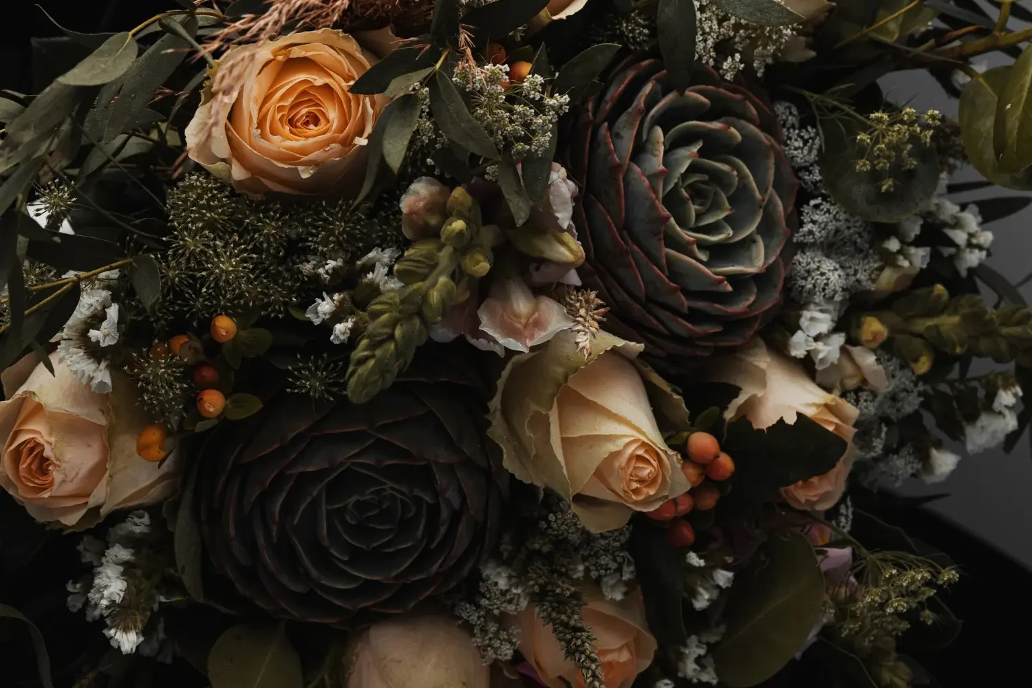 Mrocznie i pięknie: Jak stworzyć bukiet i dekoracje florystyczne na Halloween?